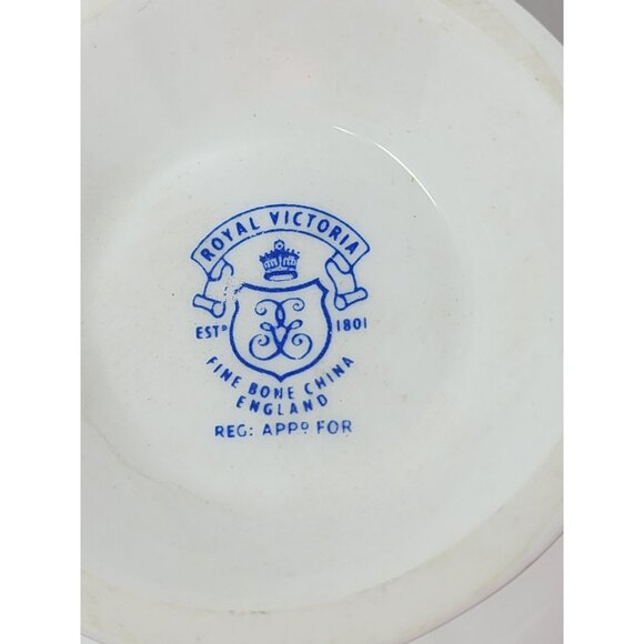 Set Of 4 Royal Victoria‎ Vintage White Fine ChiBone China Mugs Gold Trim Elegant - Picture 15 of 16